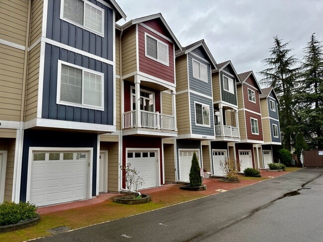 Building Photo - Beautiful 2 bed, 2.5 bath townhome located in Mountlake Terrance $2800/mo.