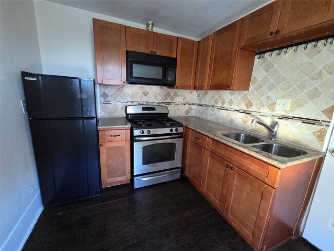 Building Photo - 302 71st St Unit 2