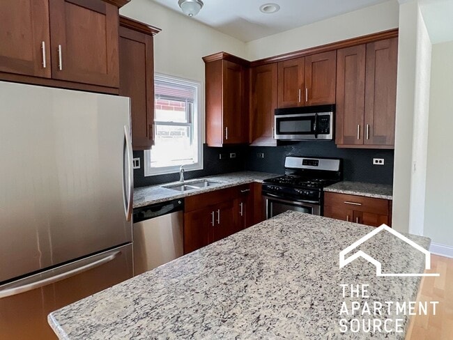 Building Photo - 2328 N Greenview Ave Unit 3