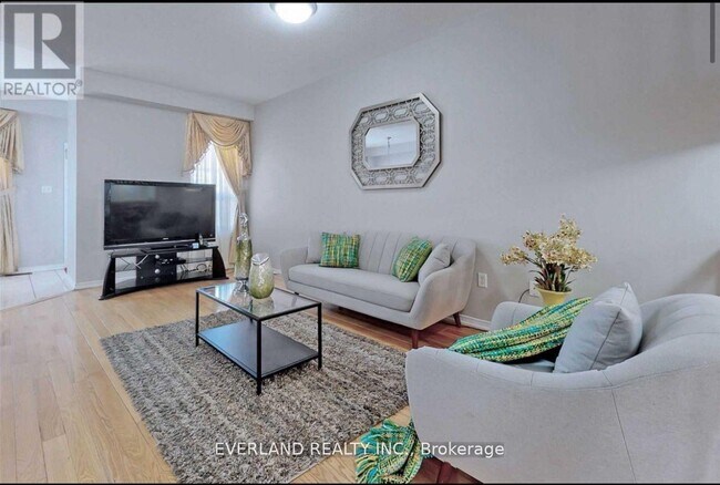 Photo - 806 Castlemore Ave