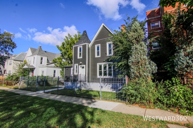 Building Photo - 7527 S Stewart Ave Unit 2