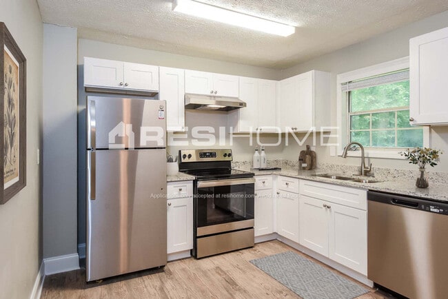 Photo - 982 Millwood Dr SW