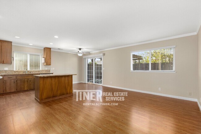 Photo - 8052 Phoebe Way