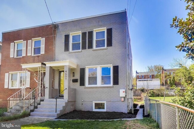 Photo - 4609 Hillside Rd SE