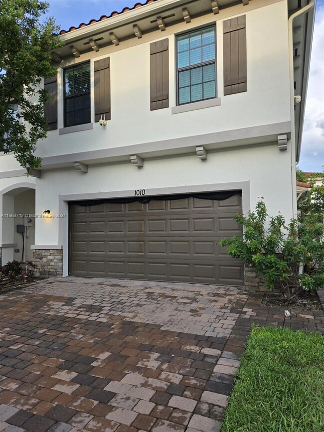 Photo - 1010 White Oak Ter Townhome