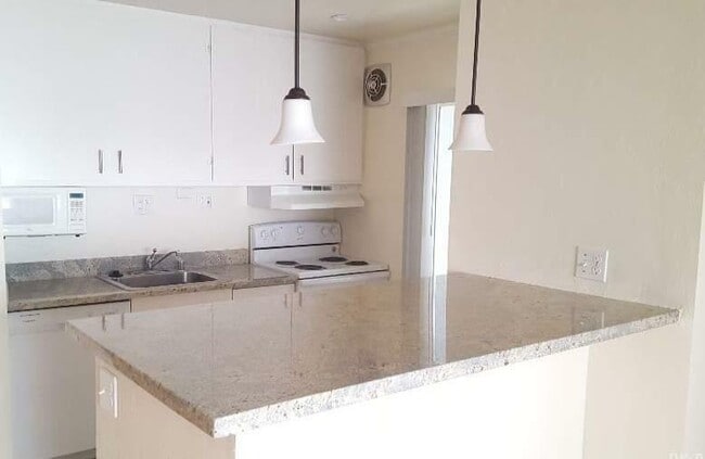 Building Photo - 1880 California St Unit 3