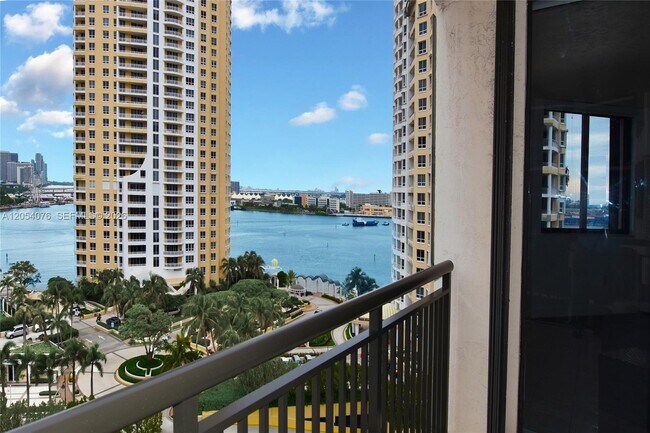 Photo - 540 Brickell Key Dr Unidad 1414
