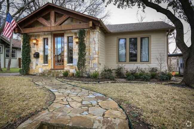 Building Photo - Newly Updated 3-Bedroom House in the Desir...