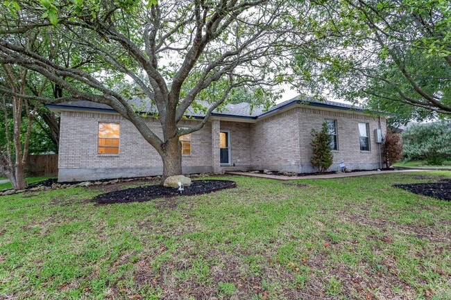 Building Photo - Inviting 4/BR 2/BA Home with Open Layout a...