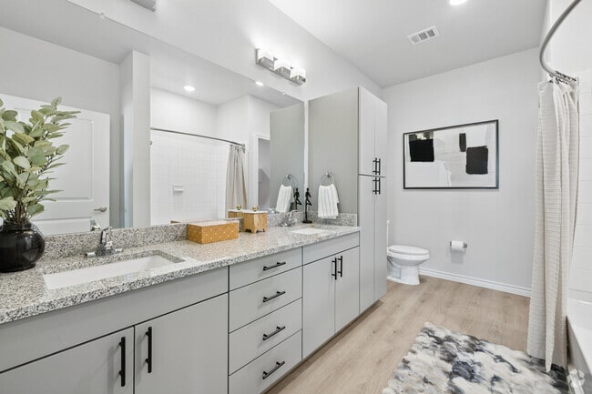 2BR, 2BA - 1,196SF - Primary Bathroom