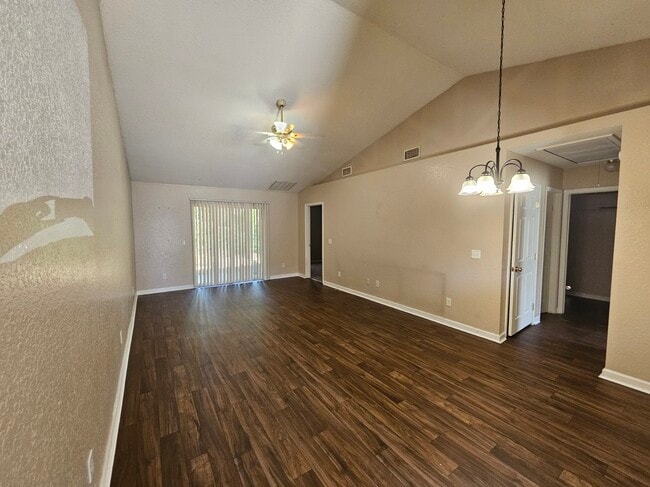 Photo - 107 Lively Oaks Dr