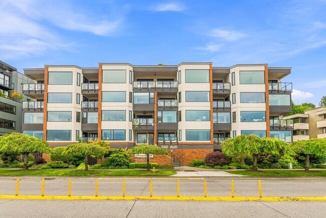 Photo - Enormous Waterfront Alki Condo w/ Stunning Views