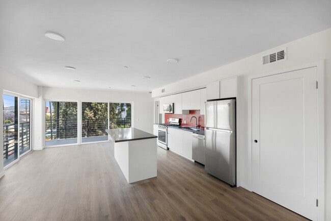 Photo - 6363 Tyrone Ave Unidad 305