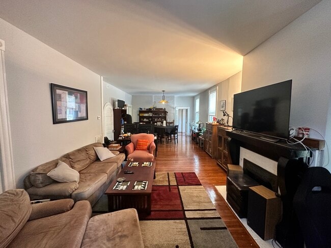 Living Room - 3612 Hawthorne Ave Unit 1