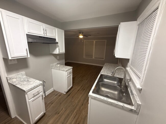 Kitchen - 1131 N Watkins St