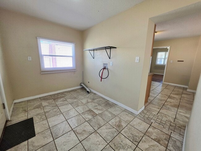 Photo - 1411 E Orman Ave