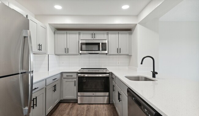 Algunos apartamentos tienen cocinas renovadas con encimeras de cuarzo y pisos de madera