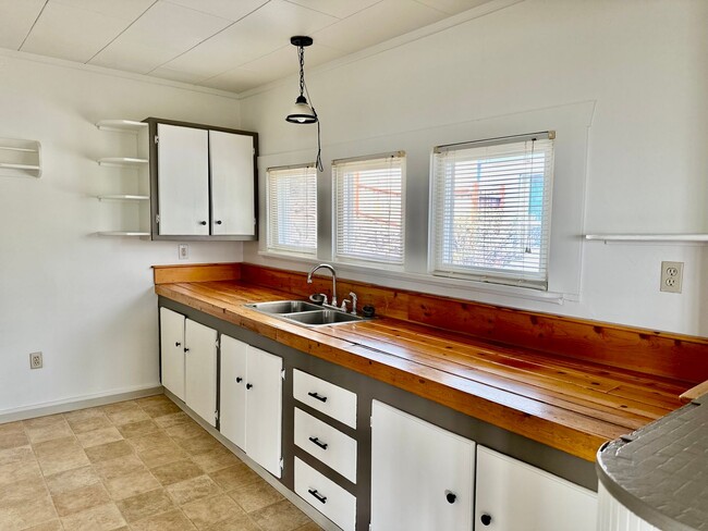 Photo - Enoy the picturesque views of Lake Ewauna ...