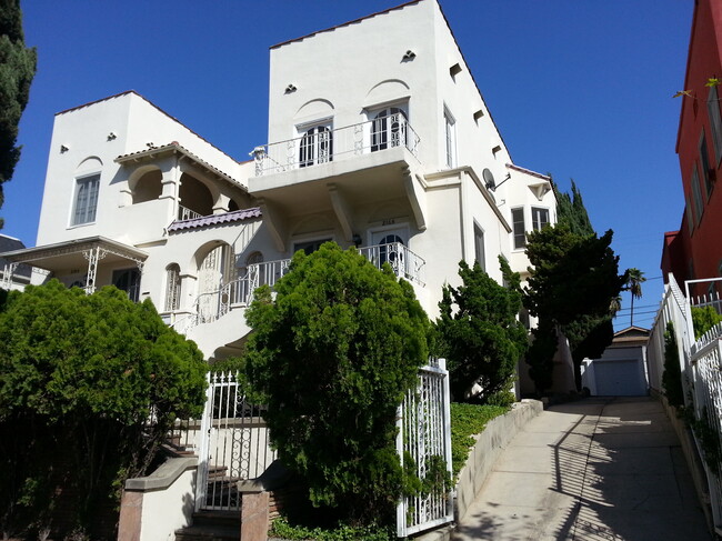 Building front - 218 1/2 N Kenmore Ave Unit 218.5 Rental
