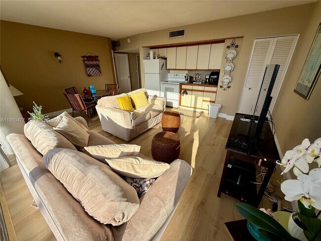 Building Photo - 900 Bay Dr Unit 713