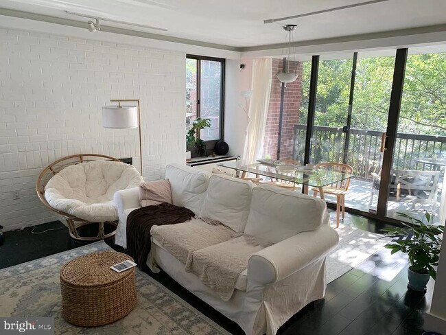 Building Photo - 1318 22nd St NW Unit 203