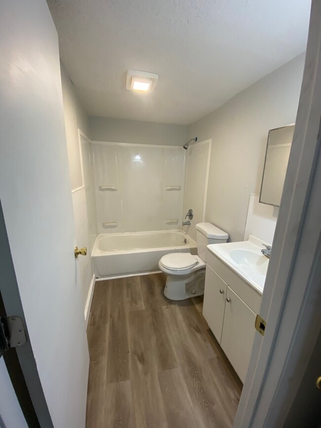 Bathroom - 3935 Linden Ave Unit 11