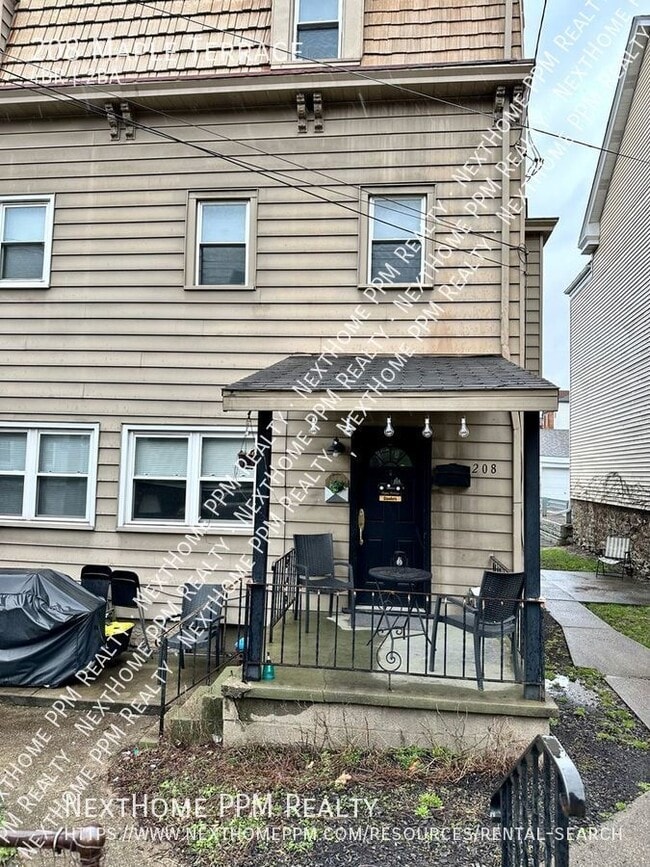 Photo - 208 Maple Ter