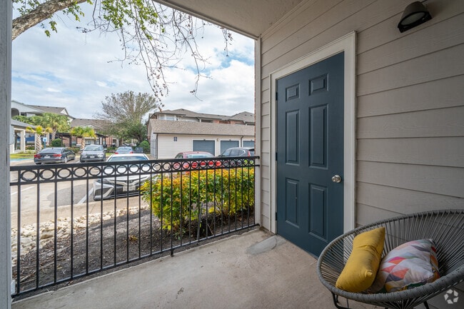 2BR, 2BA - 1,019SF - Balcony