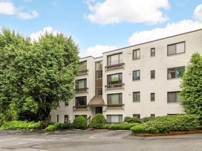 Building Photo - 3825 Davis Pl NW Unit 202