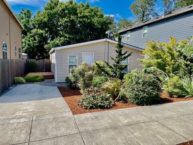 Building Photo - 3 bed/2 bath- Modern Comfort in a Peaceful SE Portland Setting