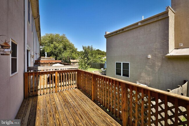 Photo - 406 Leverington Ave