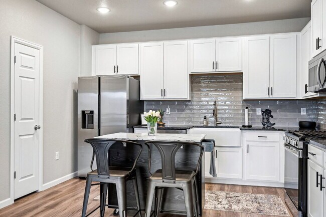 "Charming 2-Bed, 2-Bath Condo Retreat in Littleton - 870 Sq Ft of Cozy Elegance!"
