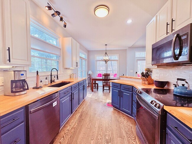 Photo - FREDERICKSBURG - MINUTES TO VRE - EASY COMMUTE TO QUANTICO!