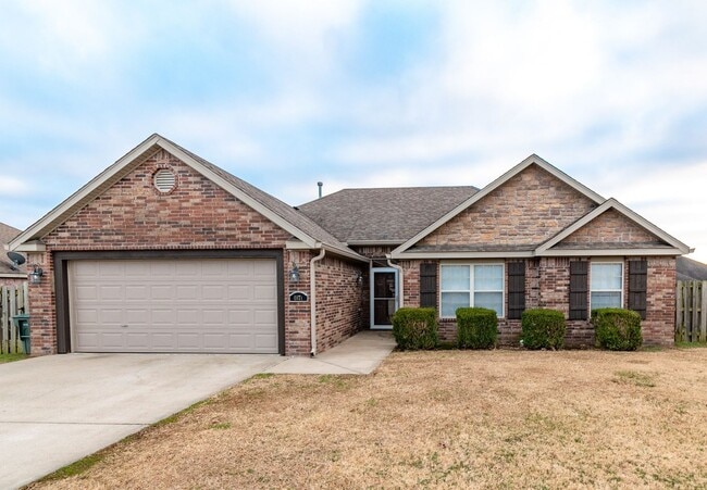 Building Photo - 4 Bedroom Brick home in Central Fayetteville!