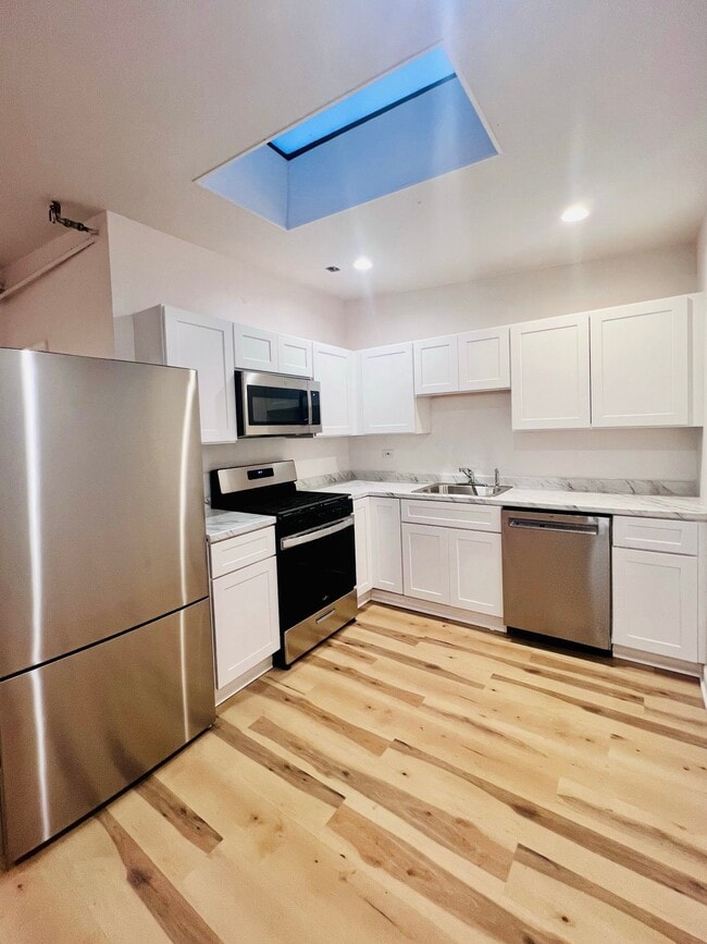 Building Photo - 2651 W North Ave Unit 1R