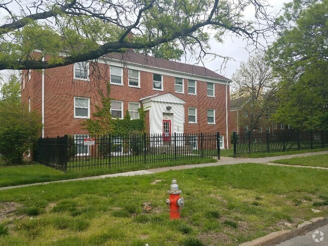 Building Photo - 1875 Forest Hills Blvd Unit E8 Rental