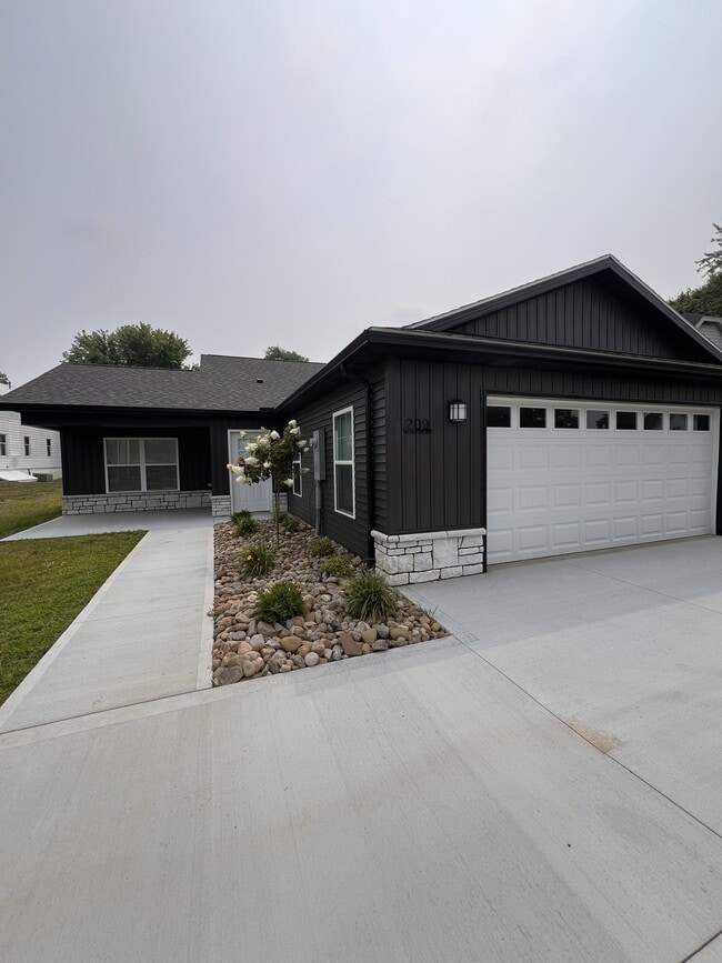 Photo - 209 Millersburg St