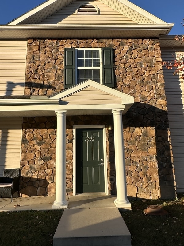 Building Photo - 1002 Hot Point Ave