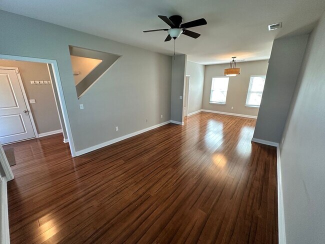 Photo - 408 Cunningham Ln