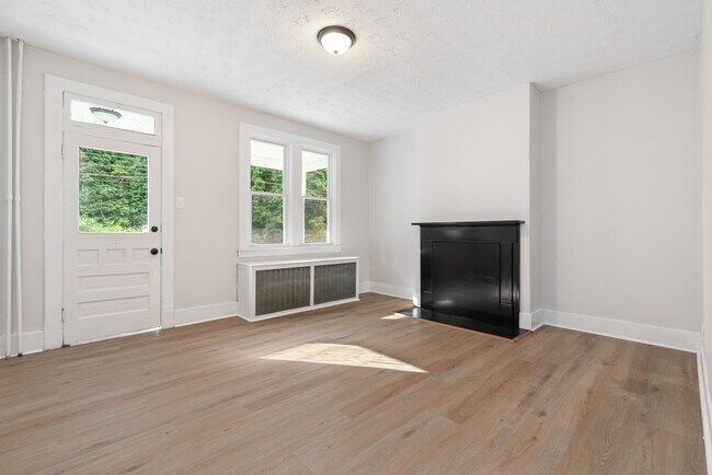 Photo - MOVE IN SPECIAL! SCORE HALF OFF 1ST MONTH'...