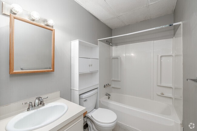 1BR, 1BA - 700SF - Bathroom