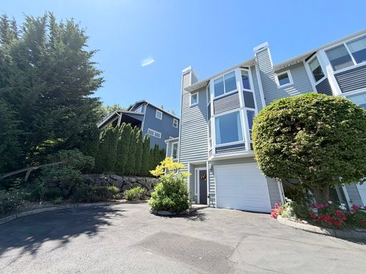 Building Photo - Spacious Magnolia Townhome with a View for $4495 - Available for Move in!
