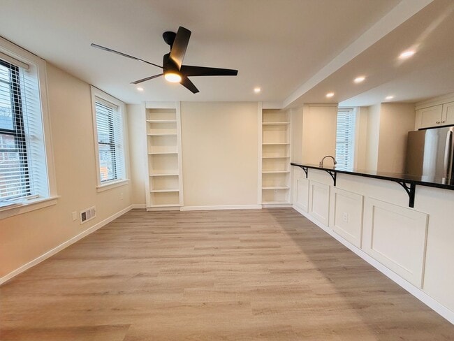 Building Photo - 4017 Butler St Unit 2nd Floor