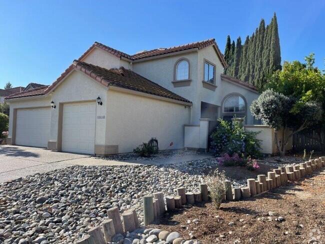 Building Photo - Large Open 4 Bedroom Rental
