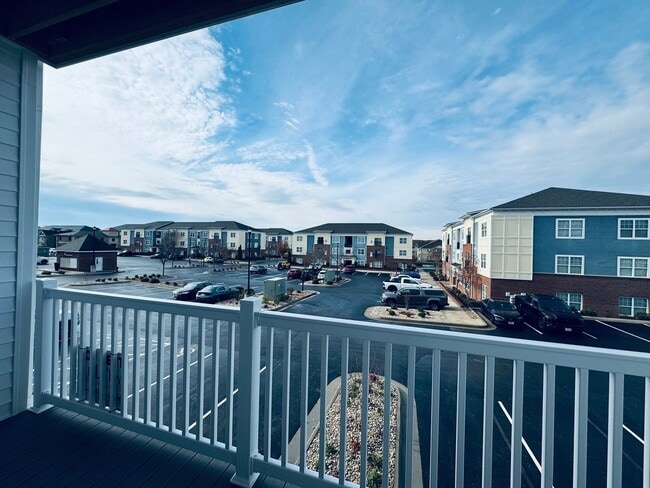 Photo - THE CROWN AT CORNERSTONE - EXTRA LARGE UNIT Unidad 204