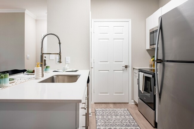 Cocina recientemente renovada con electrodomésticos de acero inoxidable - Monticello by the Vineyard Apartments