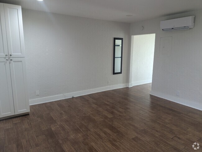 Building Photo - 3221 NE 9th St Rental