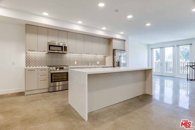 Building Photo - 1250 N Fairfax Ave Unit 406 Rental