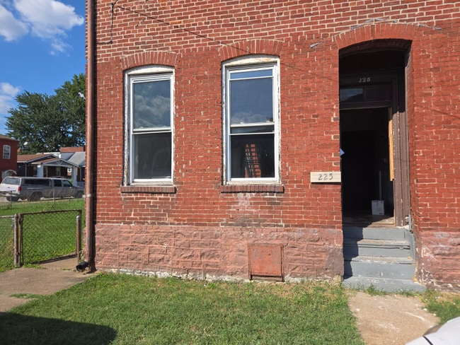 Building Photo - 225 Upton St Rental