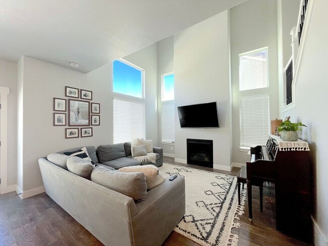 Building Photo - 3 Bed / 2.5 Bath Beautiful Lehi Home – $2,...